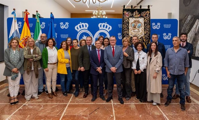 Foto de familia tras la toma de posesión del nuevo interventor.