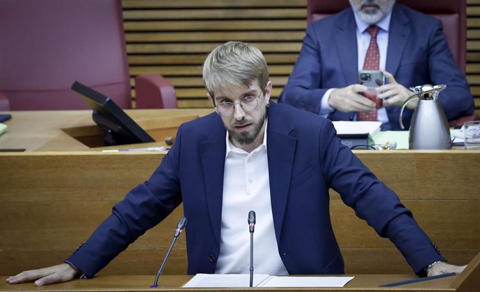 El diputado de Compromís Francesc Roig en el pleno de Les Corts