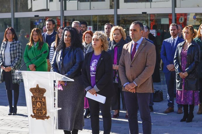 Archivo - Raquel Orantes, hija de Ana Orantes, junto al presidente de la Diputación de Granada, Francis Rodríguez, después de la lectura del manifiesto contra la violencia de género en la Diputación el pasado 24 de noviembre