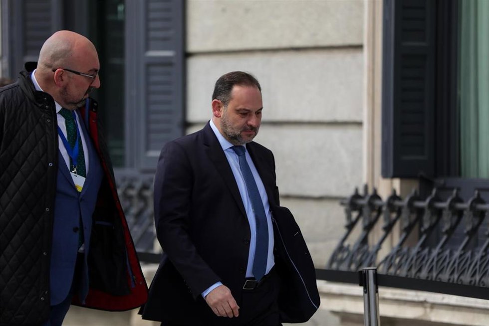 Archivo - El ministro de Fomento en funciones, José Luis Ábalos (dech), y Koldo García Izaguirre (izq), a su llegada al Congreso en el día de la segunda sesión de votación para la investidura del candidato socialista a la Presidencia del Gobierno en la 