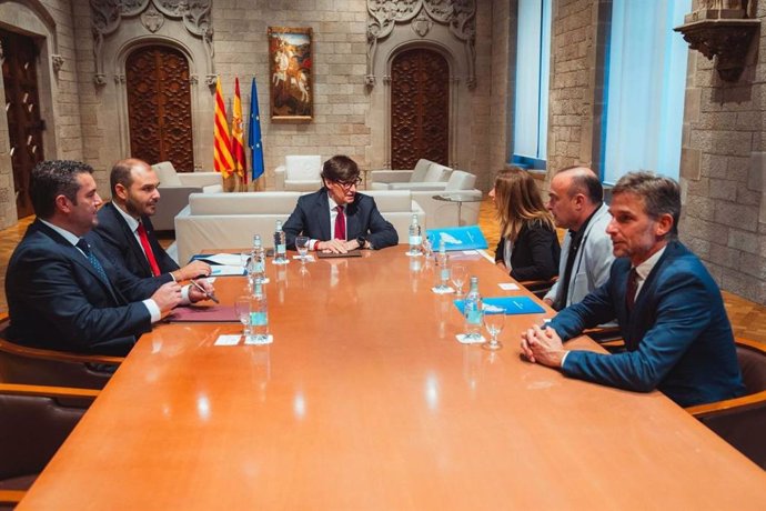 El presidente de la Generalitat, Salvador Illa, se reúne con la presidenta de la Associación Catalana de Municipios y alcaldesa de La Garriga, Meritxell Budó, en el Palau de la Generalitat