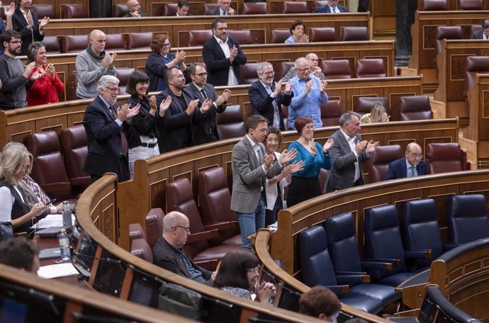 Los diputados de Sumar aplauden durante una sesión plenaria, en el Congreso de los Diputados, a 22 de octubre de 2024, en Madrid (España). 