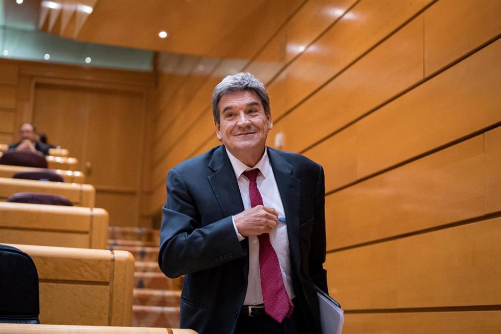Archivo - El gobernador de Banco de España, José Luis Escrivá, cuando era ministro para la Transformación Digital y de la Función Pública durante una sesión plenaria, en el Senado, a 14 de mayo de 2024, en Madrid (España).
