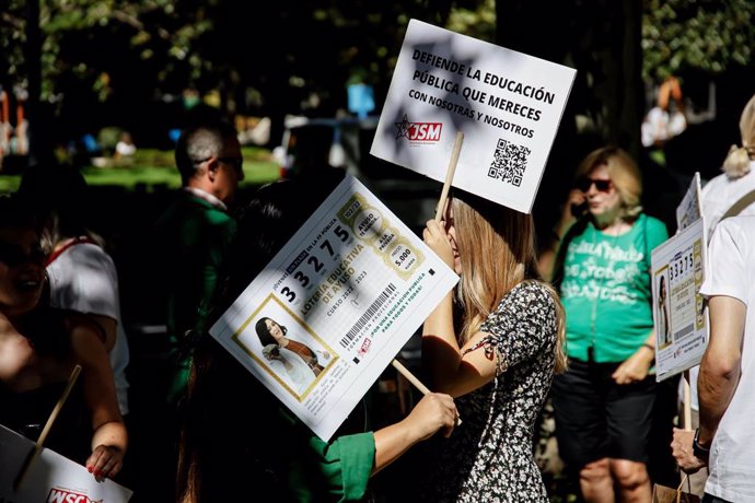 Archivo - Imagen de archivo.- Dos mujeres portan carteles que aluden a la educación pública durante una manifestación por los derechos de la educación pública en la Comunidad de Madrid, a 10 de septiembre de 2022, en Madrid (España).