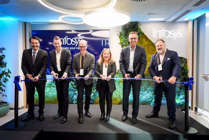 From Left to Right: Sushanth Tharappan, EVP & Head-HR, Infosys; Matthieu Caillat, Chief Operating Officer, AXA XL; Colm-cille Caulfield, Head of Department of Applied Mathematics and Theoretical Physics, University of Cambridge; Feryal Clark, Minister for