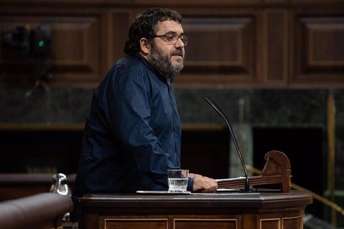 El diputado de Sumar Vicenç Vidal interviene durante una sesión plenaria en el Congreso de los Diputados.