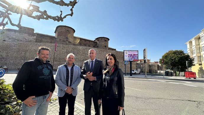 El alcalde de León junto a uno de los paneles ubicado en la plaza del Espolón.