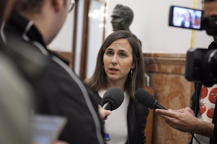 La secretaria general de Podemos, Ione Belarra, ofrece declaraciones a los medios tras una plenaria en el Congreso de los Diputados, a 23 de octubre de 2024, en Madrid (España). 