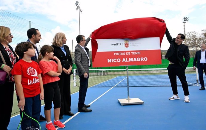 El tenista Nico Almagro y el alcalde de Murcia, José Ballesta, descubren el nombre de las nuevas pistas de tenis de La Alberca