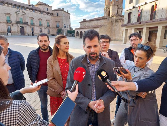 El secretario general del PSOE en Castilla y León, Luis Tudanca, visita la localidad soriana de Almazán