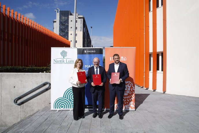 El delegado de Políticas Sociales, Familia e Igualdad, José Fernández, ha firmado esta mañana un protocolo de colaboración entre el Ayuntamiento de Madrid, ING y la Fundación Nantik Lum para dar continuidad a los proyectos de salud financiera