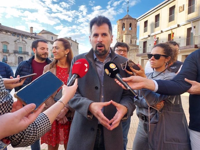 El secretario general del PSOE en Castilla y León, Luis Tudanca, visita la localidad soriana de Almazán