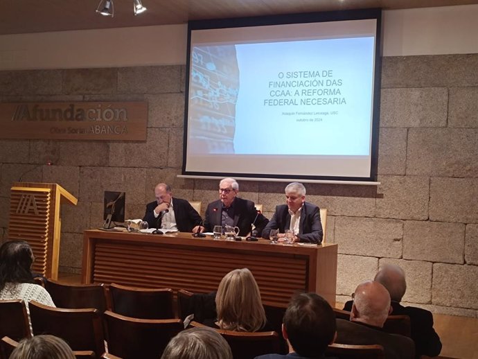 Conferencia organizada por la Asociación Federalista de Galicia sobre la financiación autonómica con la particiación de los economistas Xoaquín Fernández Leceaga, Santiago Lago y el expresidente de la Xunta Emilio Pérez Touriño