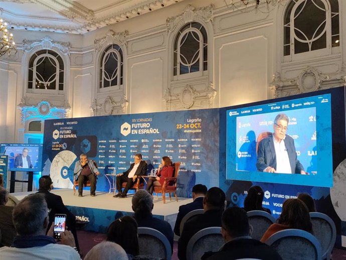 Mesa redonda en la XIV edición de Futuro en Español con el premio Cervantes de 2017, Sergio Ramírez, junto a la delegada editorial de 'Vaso Roto' en España, María Fuentes, y moderada por el escritor Carlos Aganzo