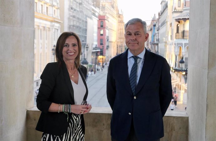 El alcalde de Sevilla, José Luis Sanz, y la consejera de Fomento, Articulación del Territorio y Vivienda, Rocío Díaz, durante la reunión.