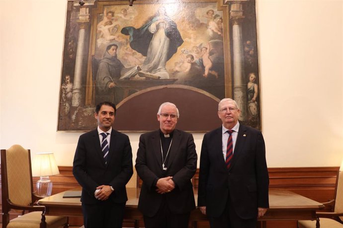 El director de la Fundación Cajasur, Leopoldo Izquierdo, el arzobispo de Sevilla, José Ángel Saiz Meneses, y el presidente del Consejo de Hermandades y Cofradías de Sevilla, Francisco Vélez, en la firma del acuerdo.