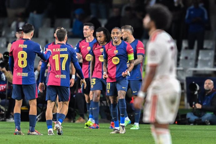 23 October 2024, Spain, Barcelona: Barcelona's Raphinha (C) celebrates scoring his side's third goal with teammates during the UEFA Champions League soccer match between FC Barcelona and Bayern Munich at the Olympic Stadium. Photo: Sven Hoppe/dpa