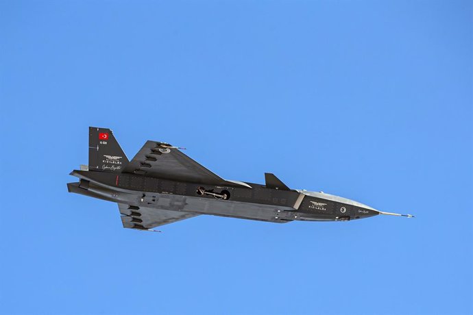 Archivo - April 28, 2023, Istanbul, Turkey: Bayraktar Kizilelma, Turkey's unmanned fighter jet flies during the festival. The world's largest aviation, space and technology festival in TEKNOFEST will be open to visitors between April 27 and May 1 at Atatu