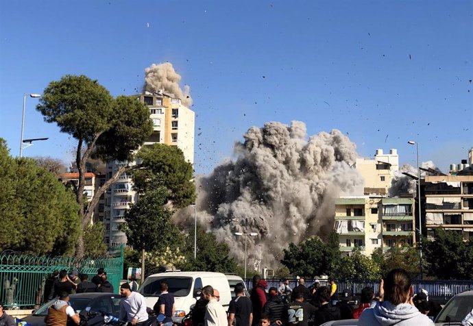 Columnas de humo tras bombardeos isrelíes en edificios de los suburbios de la capital de Líbano, Beirut