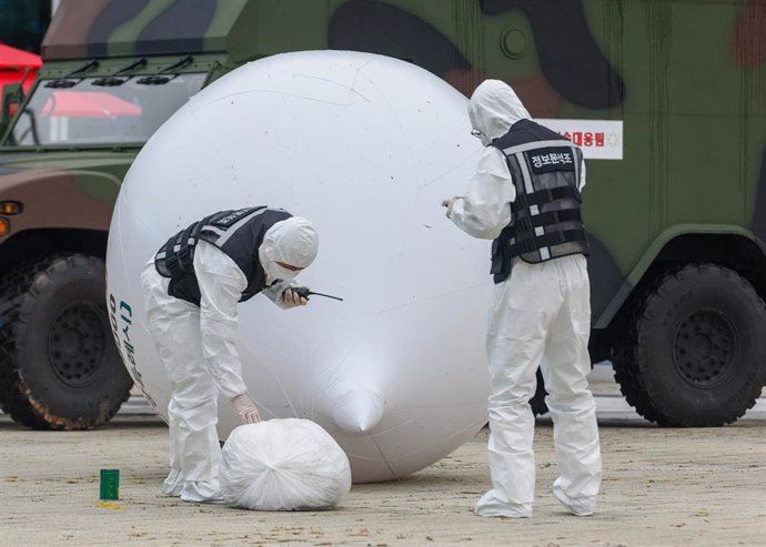  Imagen de archivo de un globo con basura enviado por Corea del Norte hacia Corea del Sur