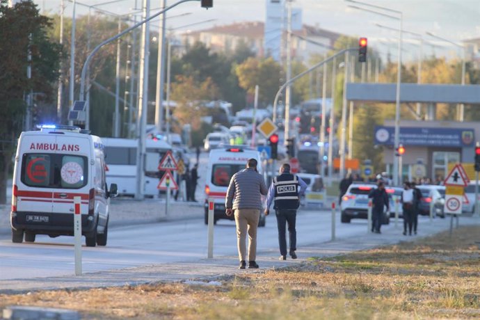 Servicios de emergencias tras un ataque perpetrado contra las principales instalaciones de la empresa Turkish Aerospace Industries (TAI) en Ankara (Turquía)