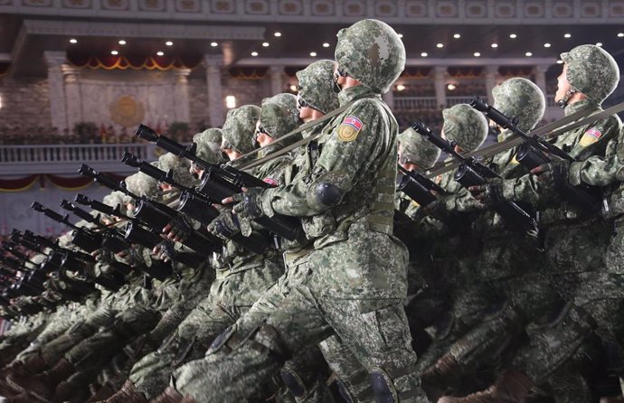 Archivo - Imagen de archivo de militares norcoreanos en un desfile militar