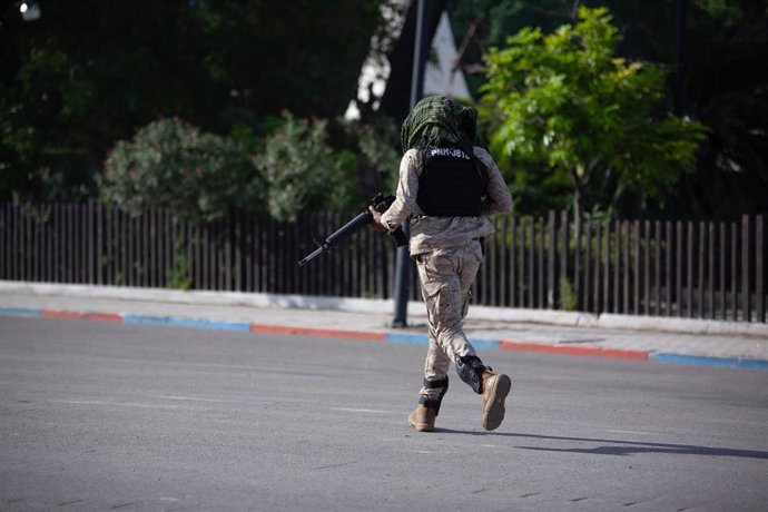 Policía haitiana durante operaciones para asegurar el Palacio Nacional en la capital de Haití, Puerto Príncipe