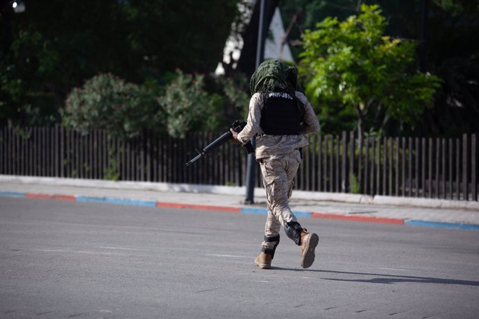 Policía haitiana durante operaciones para asegurar el Palacio Nacional en la capital de Haití, Puerto Príncipe