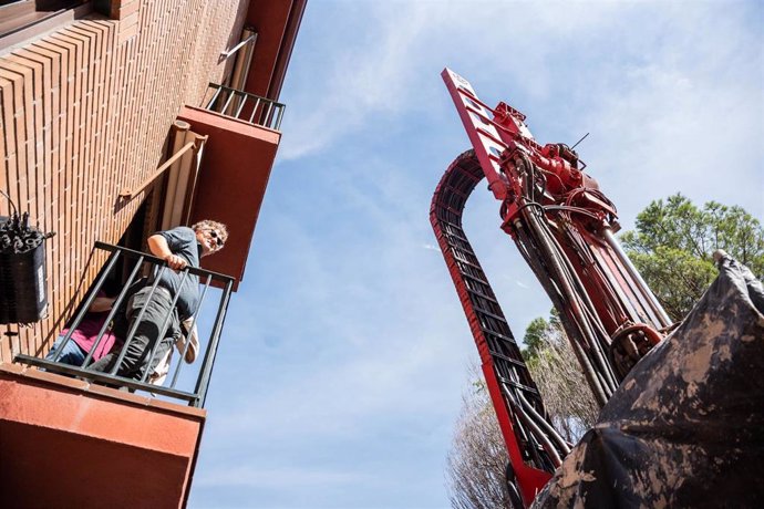 Archivo - Una afectada de las obras de la  línea de metro 7B en San Fernando de Henares, Madrid (España)