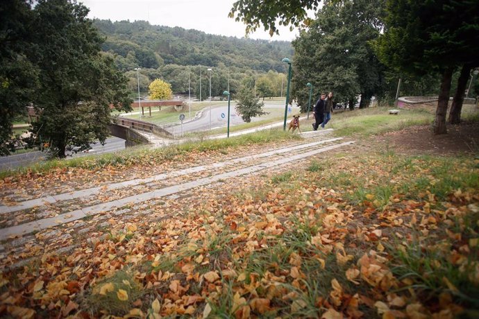 Archivo - Dos personas caminan por un parque, a 21 de septiembre de 2024, en Lugo, Galicia (España). 