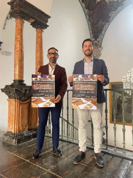 El delegado de Desarrollo Económico, Promoción y Empleo de la Diputación de Córdoba, Félix Romero, acompañado por el alcalde del municipio, Francisco Javier Maestre, en la presentación del VI Encuentro Gastronómico Molino del Rey