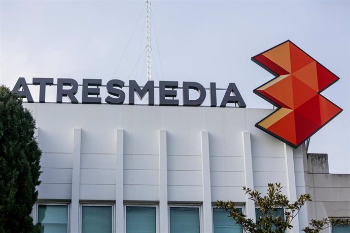 Archivo - Letras y logo de Atresmedia en lo alto de la sede del grupo de comunicación