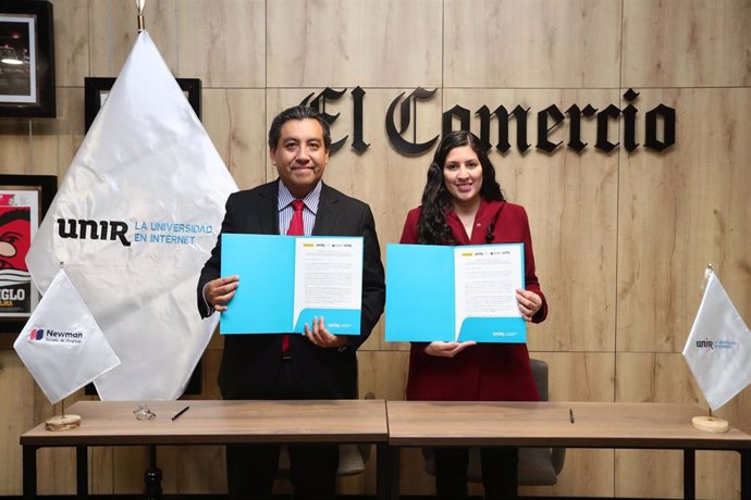 Martín Santivañez, country manager de UNIR en Perú, Y Griselda Baldassari, generalista de RRHH del Grupo El Comercio tras la firma del convenio