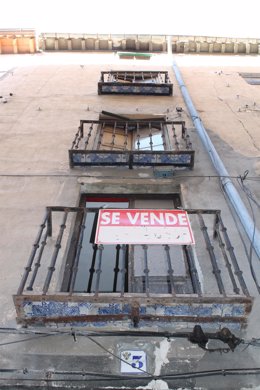 Archivo - Edificio con el cartel de se vende