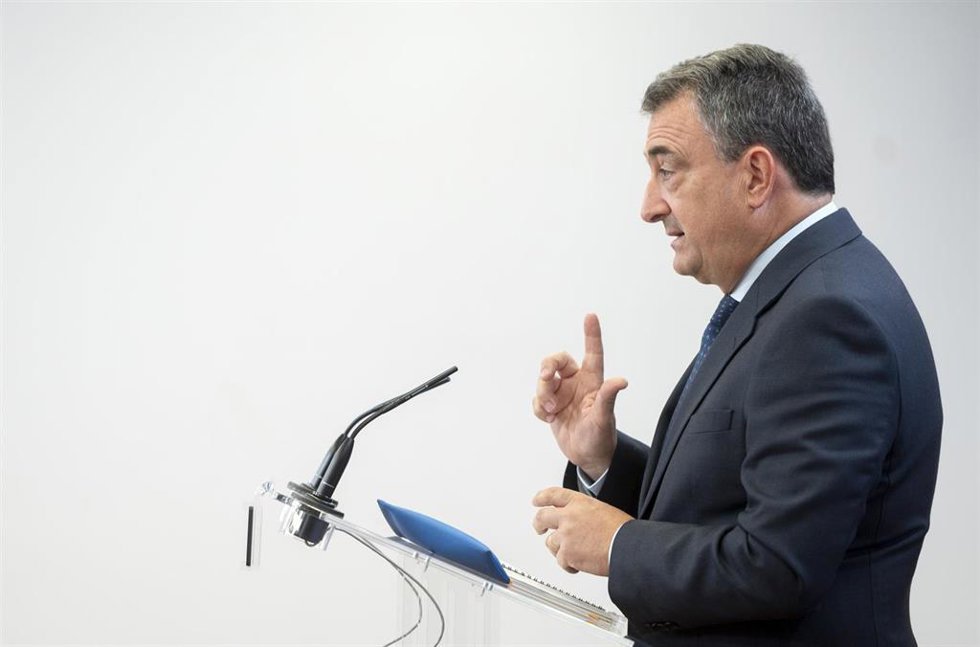 Archivo - El portavoz del PNV en el Congreso, Aitor Esteban, ofrece una rueda de prensa tras reunirse con el presidente del Gobierno en funciones,  durante su ronda de contactos, a 10 de octubre de 2023, en Madrid (España). El presidente del Gobierno en