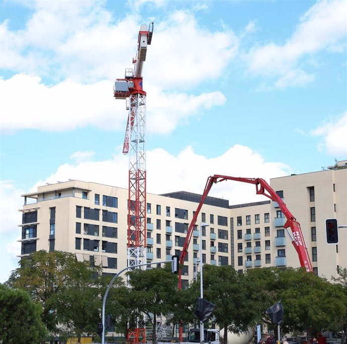 Edificios en el barrio de Valdebebas, a 10 de octubre de 2024, en Madrid (España). La compraventa de viviendas subió un 6,2% en agosto respecto al mismo mes del año anterior, hasta alcanzar las 38.061 unidades, y la concesión de préstamos hipotecarios par