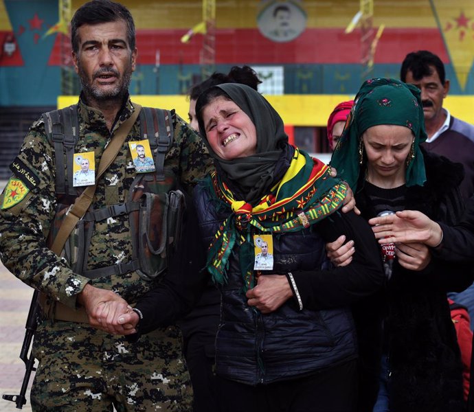 Archivo - Familiares durante el funeral de un miembro de las Fuerzas Democráticas Sirias (FDS) muerto en un ataque de Turquía contra Siria (archivo)