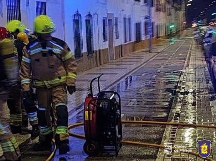 Bomberos intervienen tras un incendio en una vivienda en Málaga capital