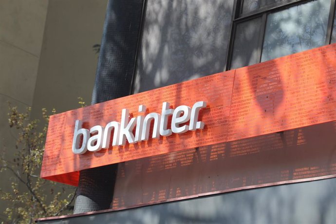 Archivo - Letrero del banco Bankinter en una de sus oficinas en Madrid (España), a 25 de marzo de 2020.