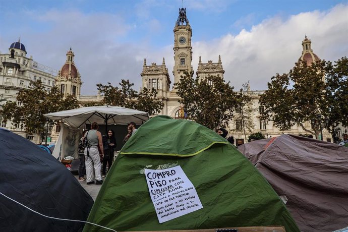 Tiendas de campaña con carteles durante la acampada de vivienda en la Plaza del Ayuntamiento de València. 