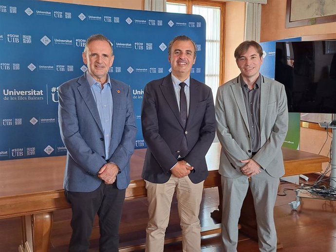 El rector de la UIB, Jaume Carot; el conseller de Educación y Universidades, Antoni Vera, y el director general de Universidades, Investigación y Enseñanzas Artísticas Superiores, Sebastià Massanet