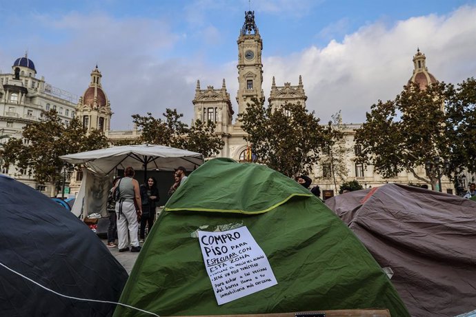 Tendes de campanya amb cartells durant l'acampada d'habitatge a la Plaça de l'Ajuntament de València. 