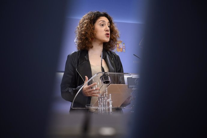 La portavoz de Sumar en el Congreso, Aina Vidal, durante una rueda anterior a la reunión de la Junta de Portavoces, a 15 de octubre de 2024, en Madrid (España).