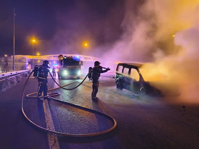 Bomberos Tenerife intervienen en el incendio de un vehículo en la TF-5