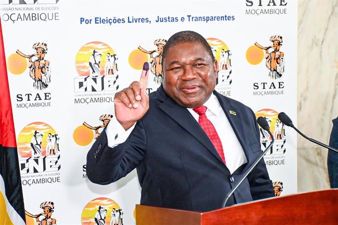 Archivo - El presidente de Mozambique, Filipe Nyusi, tras votar en unas elecciones en 2023 (archivo)