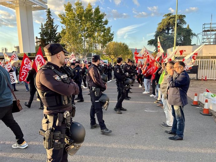 La totalidad de la plantilla de Navec en Puertollano secunda la huelga indefinida contra el ERE.