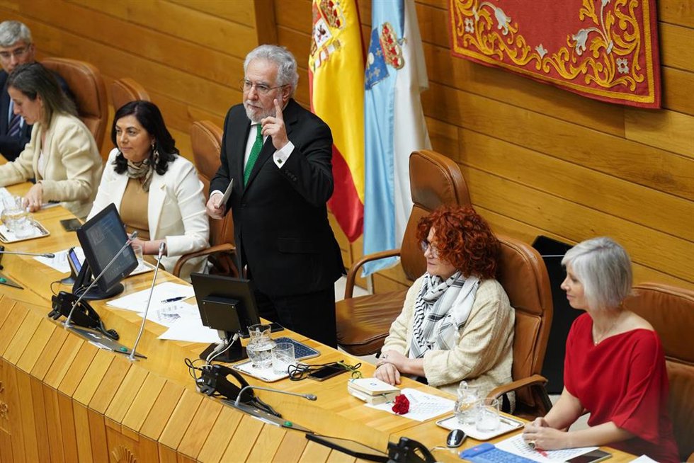 Archivo - La número dos del Parlamento de Galicia, Elena Candia (2i) y el presidente del Parlamento de Galicia, Miguel Ángel Santalices (c), interviene durante la sesión de constitución del Parlamento de Galicia, a 18 de marzo de 2024, en Santiago de Co