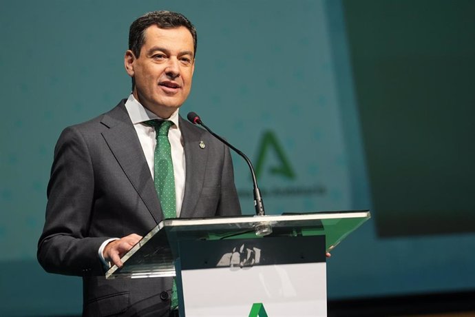 El presidente de la Junta de Andalucía, Juanma Moreno, este jueves, en la inauguración del Congreso Internacional de Cambio Climático, en Jerez de la Frontera (Cádiz)