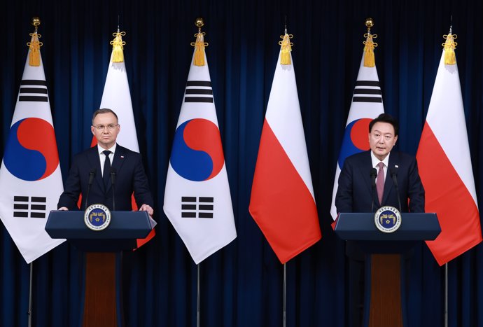 El primer ministro polaco, Donald Tusk, junto al presidente surcoreano, Yoon Suk Yeol.