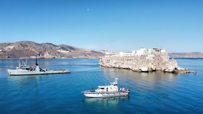 El buque auxiliar 'Mar Caribe' en una de las islas de soberania nacional en el norte de África.